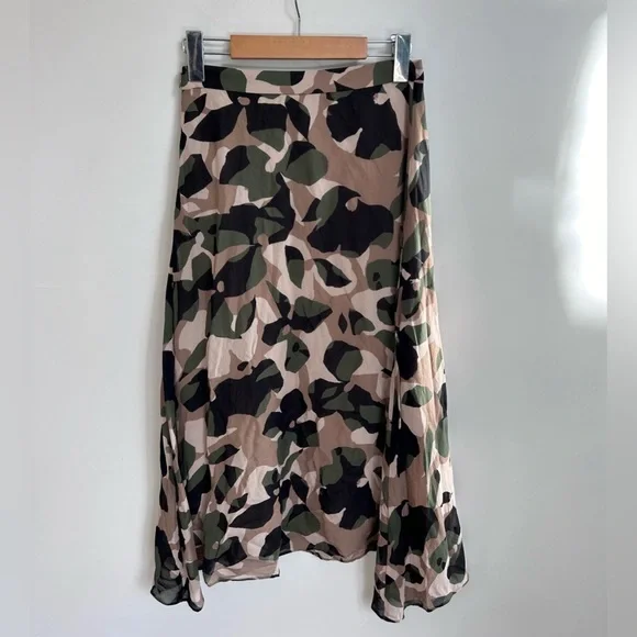 hugo boss 100% silk ASYMMETRIC-HEM SKIRT IN
GRAPHIC-PRINT Camo size 2 - Picture 10 of 12